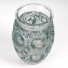 Vase « Bagatelle » verre blanc patiné bleu de René LALIQUE | Biron Vase "Bagatelle" verre blanc patiné bleu de René LALIQUE