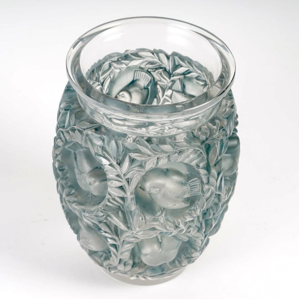 Vase « Bagatelle » verre blanc patiné bleu de René LALIQUE | Biron Vase "Bagatelle" verre blanc patiné bleu de René LALIQUE