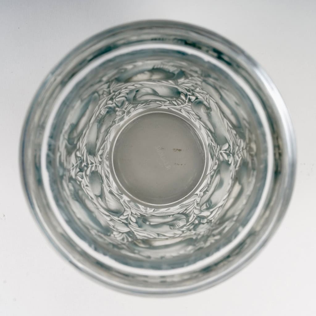 Vase « Bagatelle » verre blanc patiné bleu de René LALIQUE | Biron Vase "Bagatelle" verre blanc patiné bleu de René LALIQUE