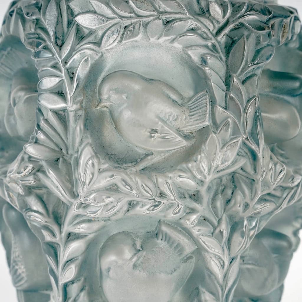 Vase « Bagatelle » verre blanc patiné bleu de René LALIQUE | Biron Vase "Bagatelle" verre blanc patiné bleu de René LALIQUE