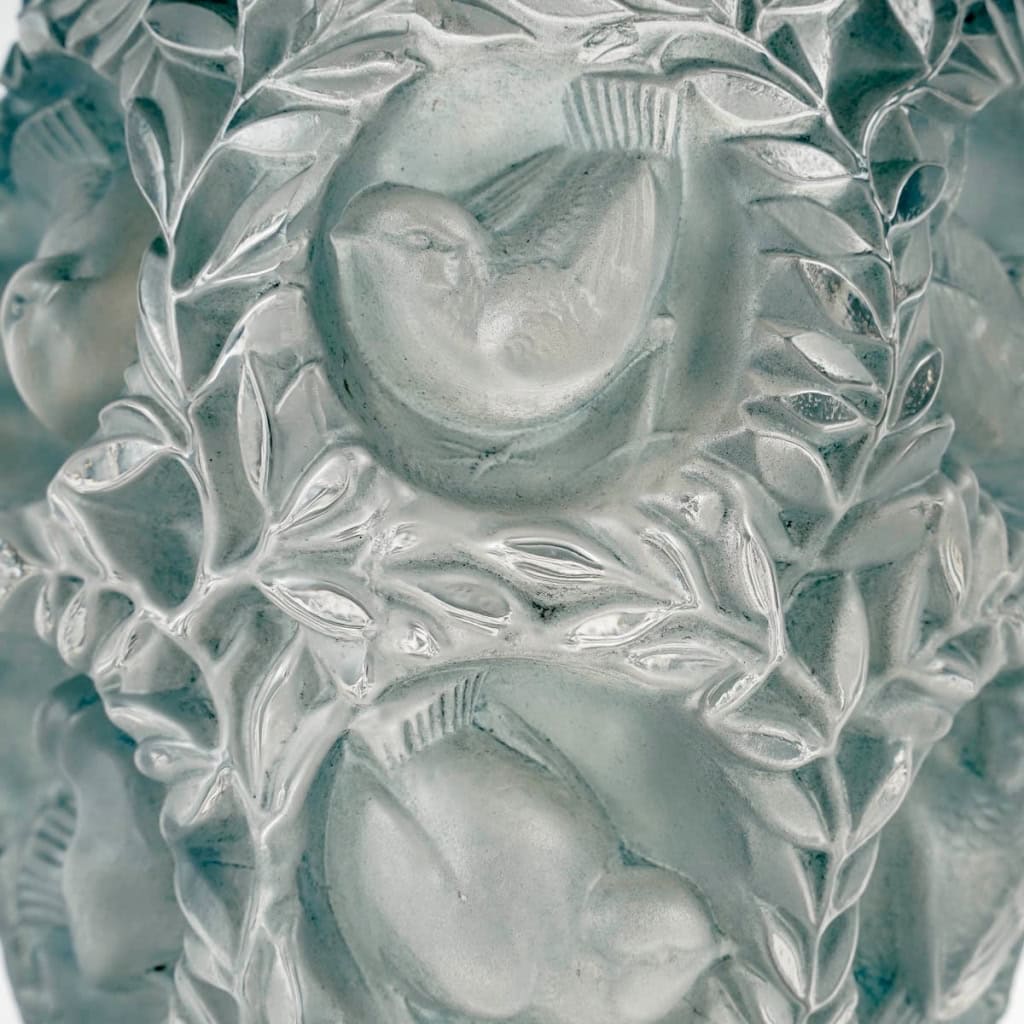 Vase « Bagatelle » verre blanc patiné bleu de René LALIQUE | Biron Vase "Bagatelle" verre blanc patiné bleu de René LALIQUE