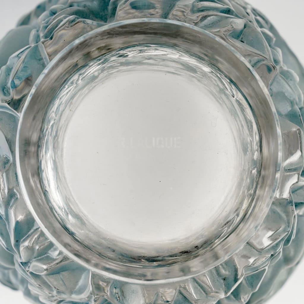 Vase « Bagatelle » verre blanc patiné bleu de René LALIQUE | Biron Vase "Bagatelle" verre blanc patiné bleu de René LALIQUE