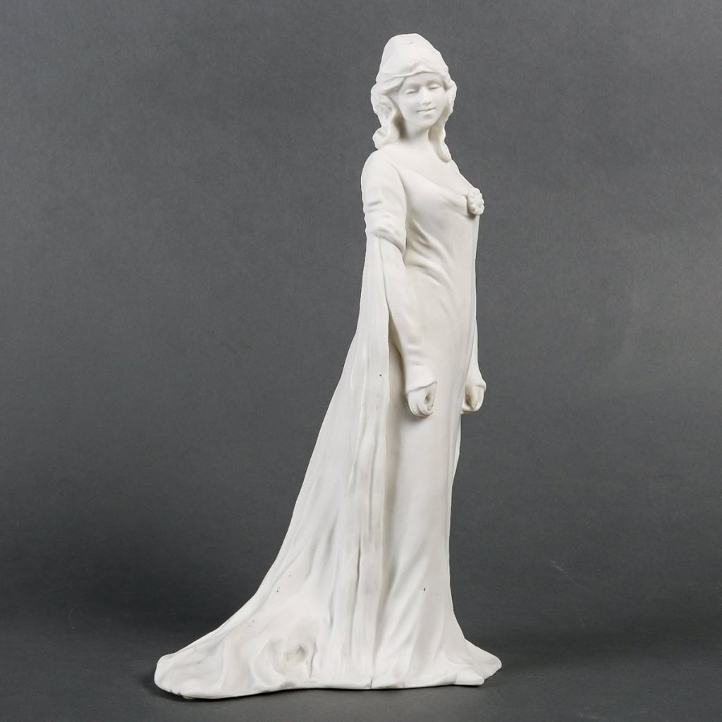 Élégant biscuit représentant un sujet féminin en pied, période Art Nouveau, signé A. Walldon, fin XIXe-XXe siècles | Biron |||||||||||