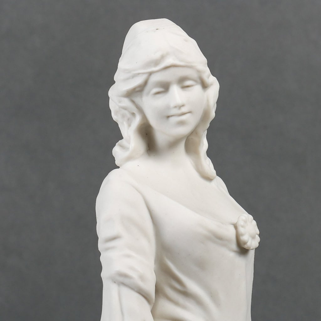 Élégant biscuit représentant un sujet féminin en pied, période Art Nouveau, signé A. Walldon, fin XIXe-XXe siècles | Biron Élégant biscuit représentant un sujet féminin en pied, période Art Nouveau, signé A. Walldon, fin XIXe-XXe siècles