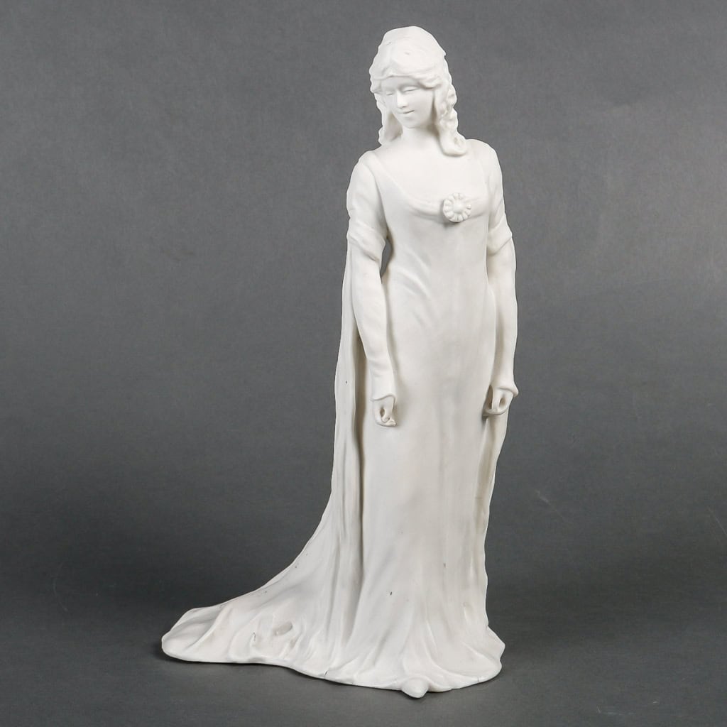 Élégant biscuit représentant un sujet féminin en pied, période Art Nouveau, signé A. Walldon, fin XIXe-XXe siècles | Biron Élégant biscuit représentant un sujet féminin en pied, période Art Nouveau, signé A. Walldon, fin XIXe-XXe siècles