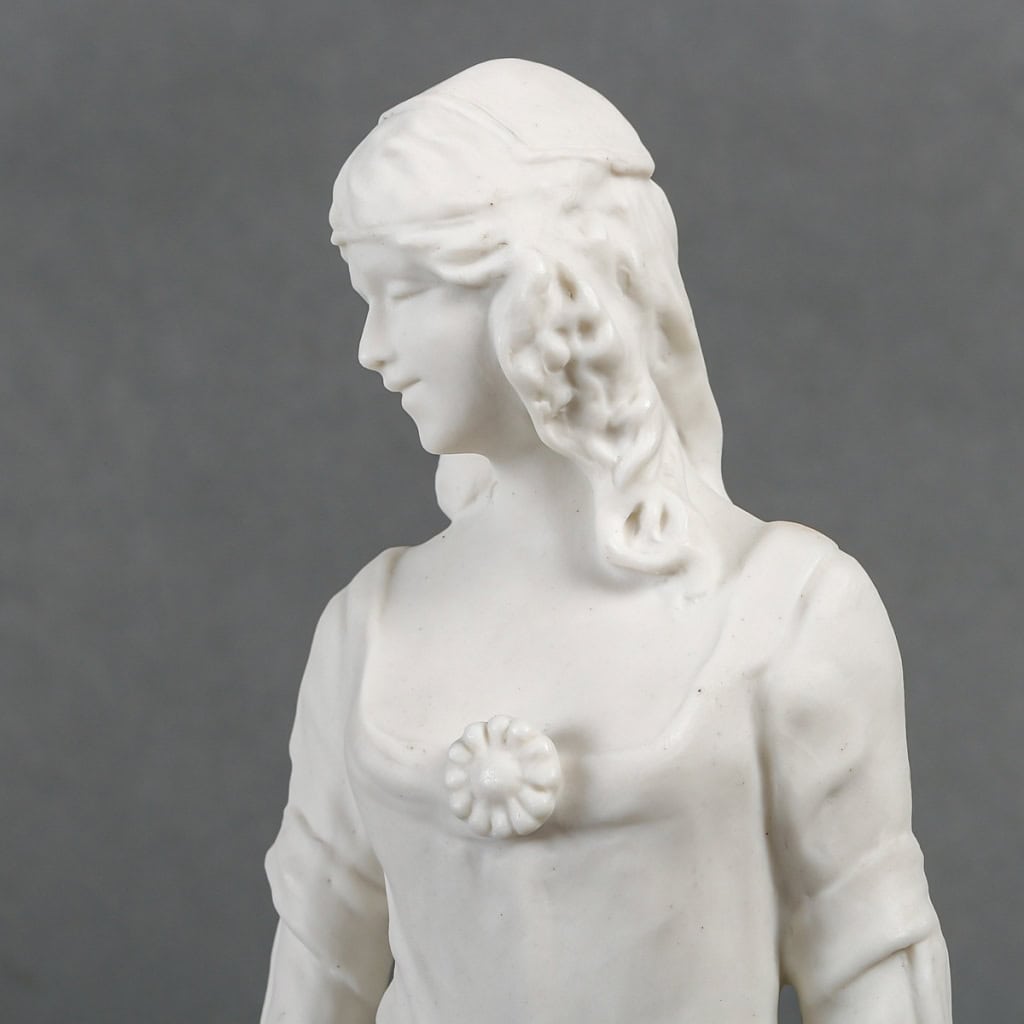 Élégant biscuit représentant un sujet féminin en pied, période Art Nouveau, signé A. Walldon, fin XIXe-XXe siècles | Biron Élégant biscuit représentant un sujet féminin en pied, période Art Nouveau, signé A. Walldon, fin XIXe-XXe siècles