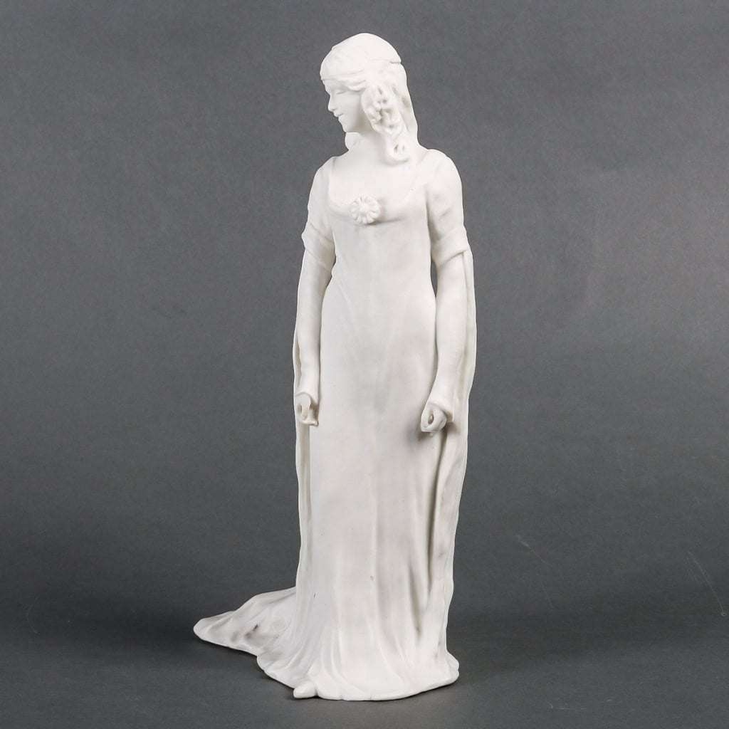Élégant biscuit représentant un sujet féminin en pied, période Art Nouveau, signé A. Walldon, fin XIXe-XXe siècles | Biron Élégant biscuit représentant un sujet féminin en pied, période Art Nouveau, signé A. Walldon, fin XIXe-XXe siècles