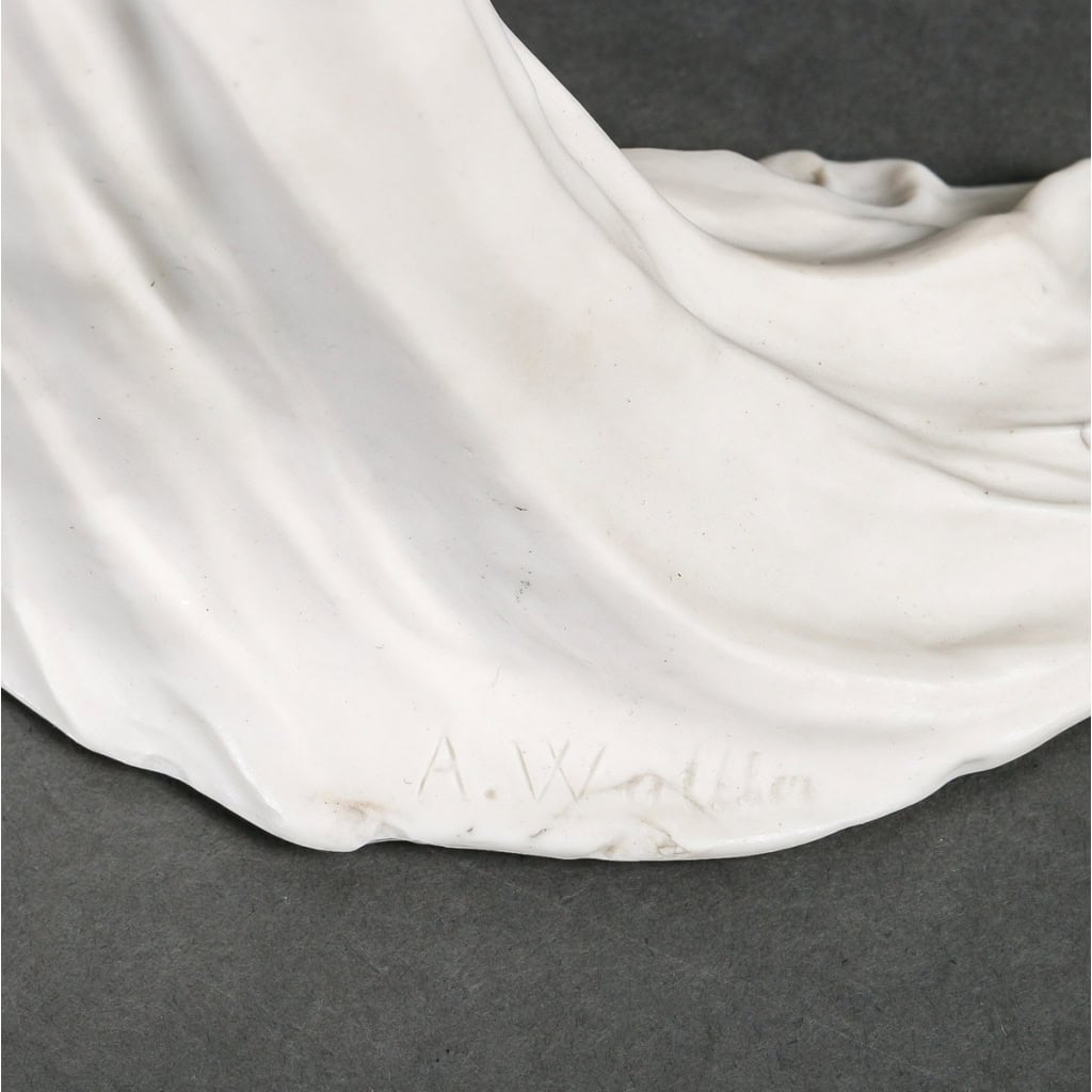 Élégant biscuit représentant un sujet féminin en pied, période Art Nouveau, signé A. Walldon, fin XIXe-XXe siècles | Biron Élégant biscuit représentant un sujet féminin en pied, période Art Nouveau, signé A. Walldon, fin XIXe-XXe siècles