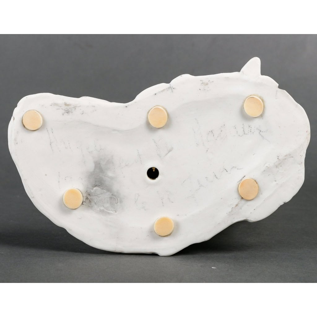 Élégant biscuit représentant un sujet féminin en pied, période Art Nouveau, signé A. Walldon, fin XIXe-XXe siècles | Biron Élégant biscuit représentant un sujet féminin en pied, période Art Nouveau, signé A. Walldon, fin XIXe-XXe siècles