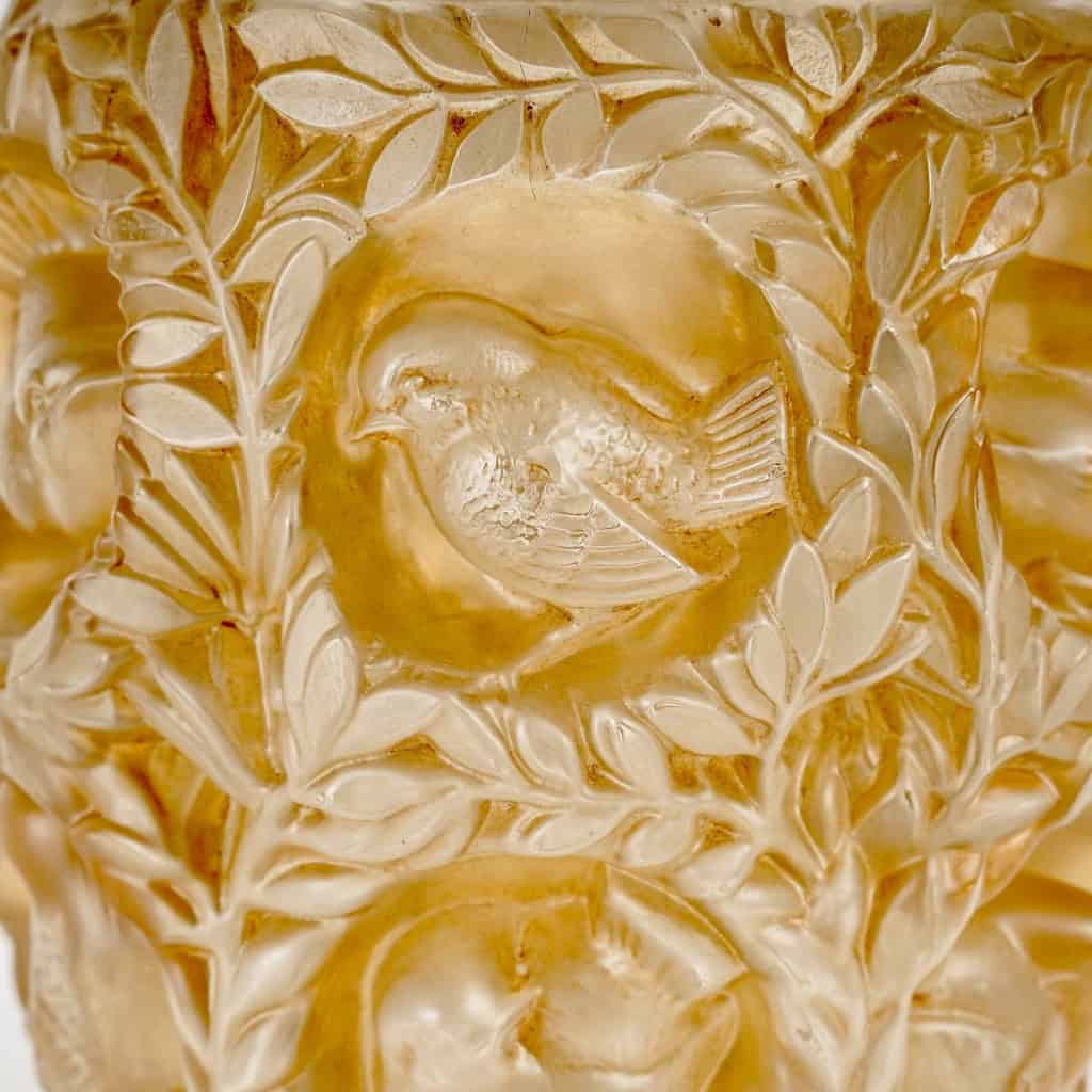 Vase « Bagatelle » verre blanc patiné sépia de René LALIQUE | Biron Vase "Bagatelle" verre blanc patiné sépia de René LALIQUE