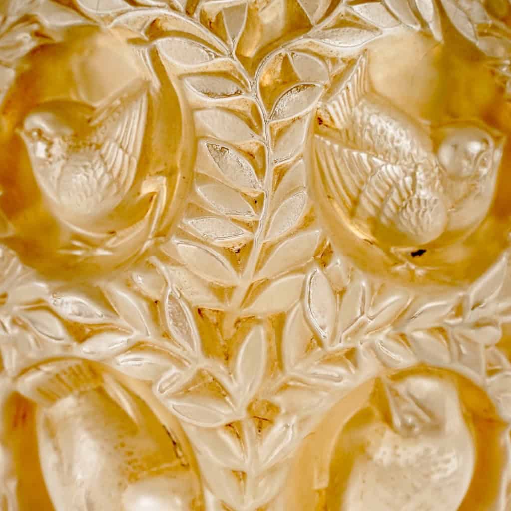 Vase « Bagatelle » verre blanc patiné sépia de René LALIQUE | Biron Vase "Bagatelle" verre blanc patiné sépia de René LALIQUE