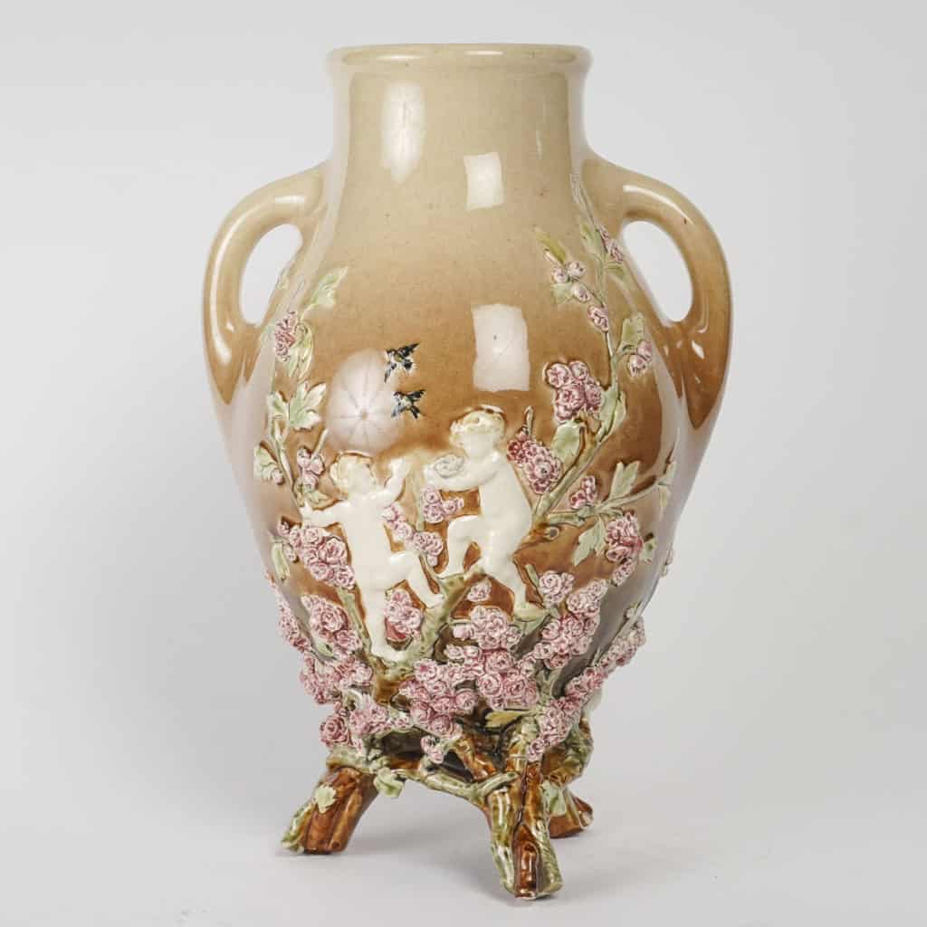Vase en barbotine à décor en pâte sur pâte de putti et fleurs, signé Carrier-Belleuse pour la faïencerie de Choisy Le Roi, circa 1890 | Biron ||||||||||||||