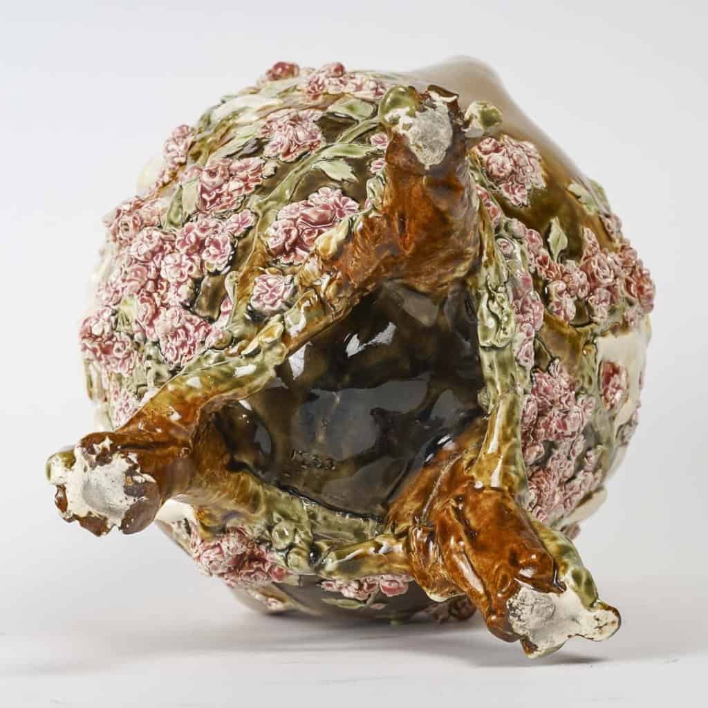 Vase en barbotine à décor en pâte sur pâte de putti et fleurs, signé Carrier-Belleuse pour la faïencerie de Choisy Le Roi, circa 1890 | Biron Vase en barbotine à décor en pâte sur pâte de putti et fleurs, signé Carrier-Belleuse pour la faïencerie de Choisy Le Roi, circa 1890