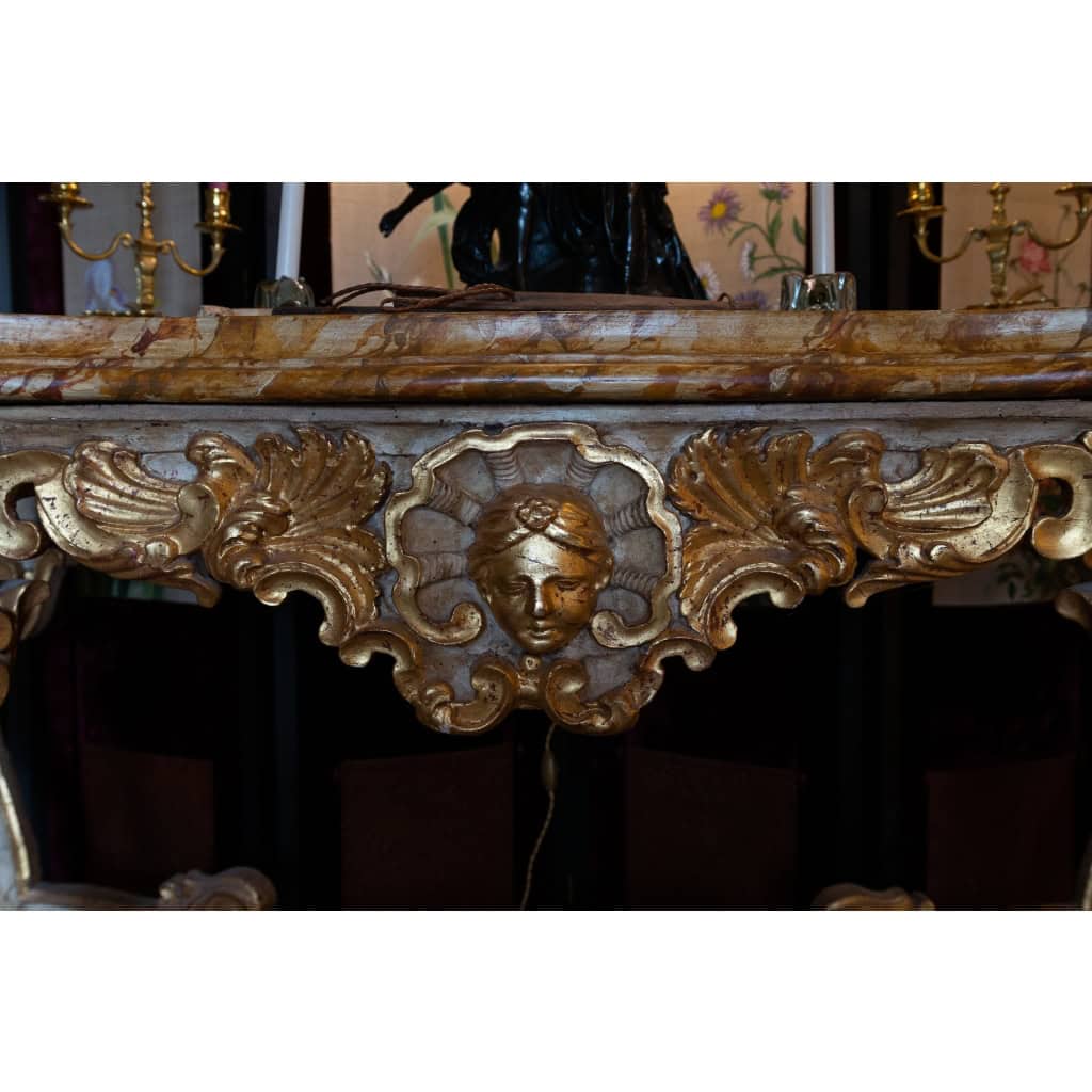 Italie XVIIIème siècle Importante console laquée et dorée à plateau à l’imitation du marbre de Sienne | Biron Italie XVIIIème siècle Importante console laquée et dorée à plateau à l’imitation du marbre de Sienne