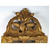 Miroir à fronton en bois sculpté et doré d’époque Régence vers 1715-1723 | Biron Miroir à fronton en bois sculpté et doré d’époque Régence vers 1715-1723