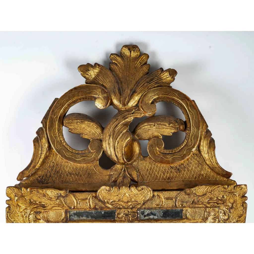 Miroir à fronton en bois sculpté et doré d’époque Régence vers 1715-1723 | Biron Miroir à fronton en bois sculpté et doré d’époque Régence vers 1715-1723