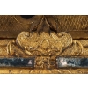 Miroir à fronton en bois sculpté et doré d’époque Régence vers 1715-1723 | Biron Miroir à fronton en bois sculpté et doré d’époque Régence vers 1715-1723