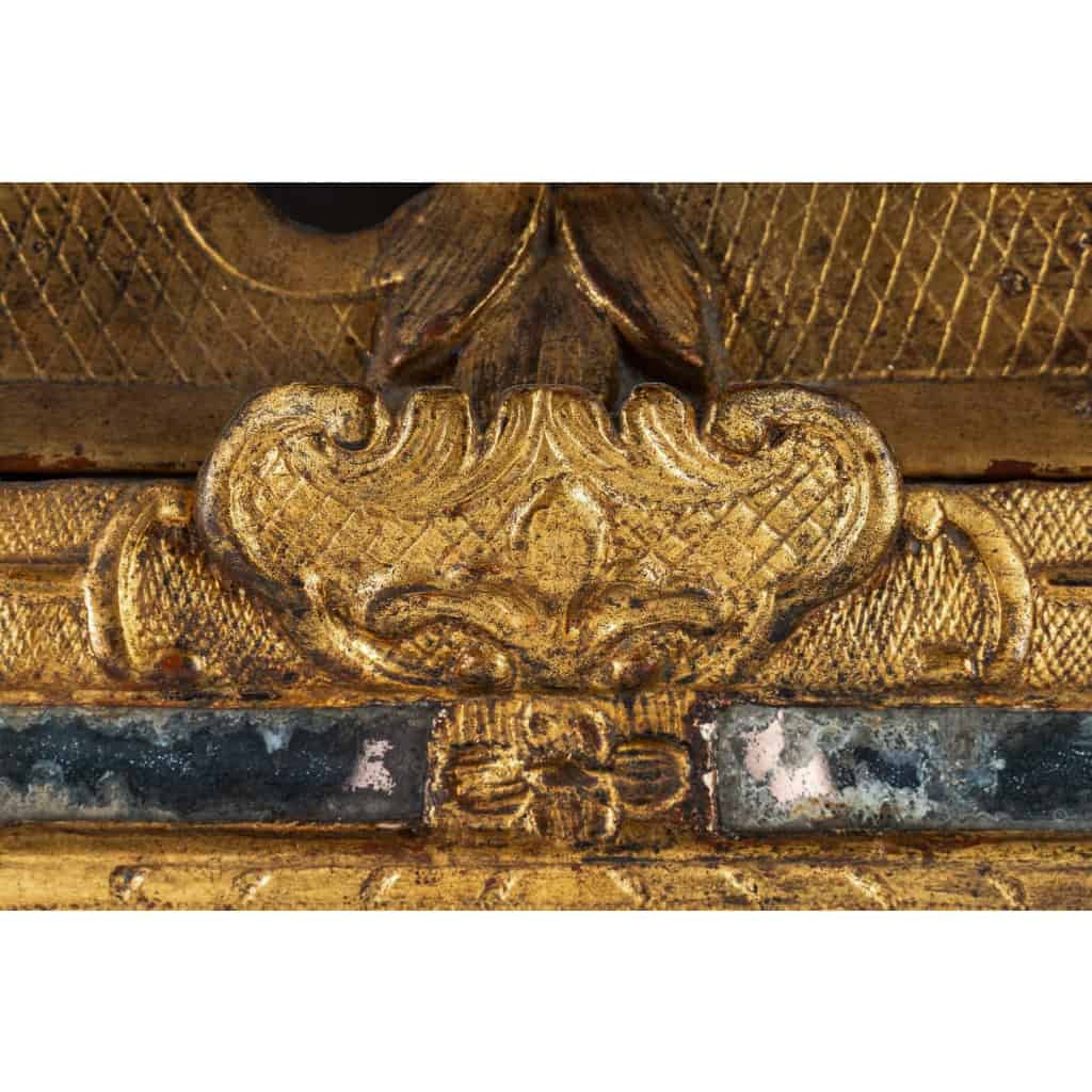 Miroir à fronton en bois sculpté et doré d’époque Régence vers 1715-1723 | Biron Miroir à fronton en bois sculpté et doré d’époque Régence vers 1715-1723