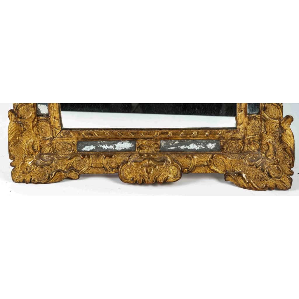 Miroir à fronton en bois sculpté et doré d’époque Régence vers 1715-1723 | Biron Miroir à fronton en bois sculpté et doré d’époque Régence vers 1715-1723