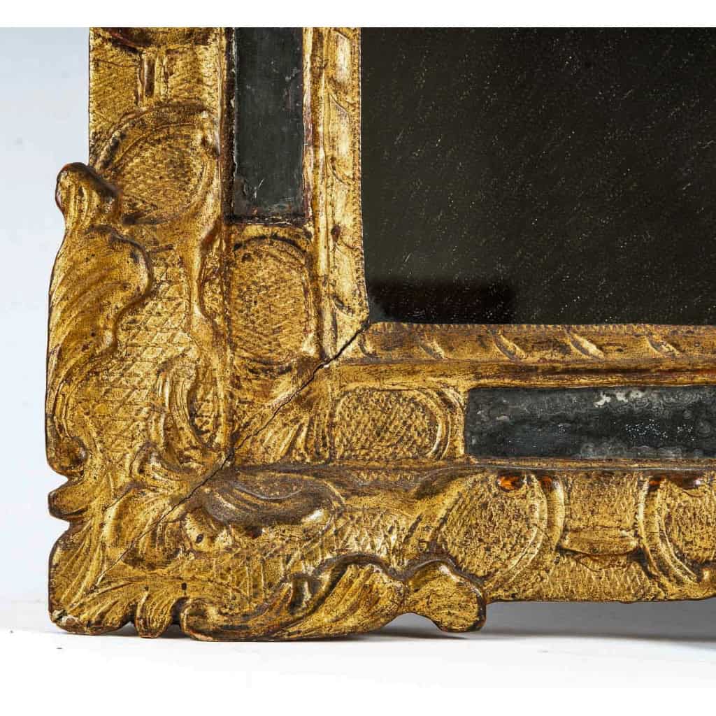 Miroir à fronton en bois sculpté et doré d’époque Régence vers 1715-1723 | Biron Miroir à fronton en bois sculpté et doré d’époque Régence vers 1715-1723