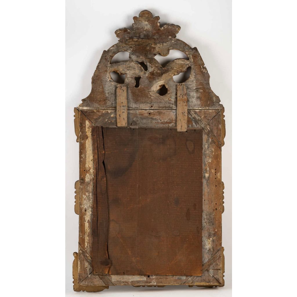 Miroir à fronton en bois sculpté et doré d’époque Régence vers 1715-1723 | Biron Miroir à fronton en bois sculpté et doré d’époque Régence vers 1715-1723