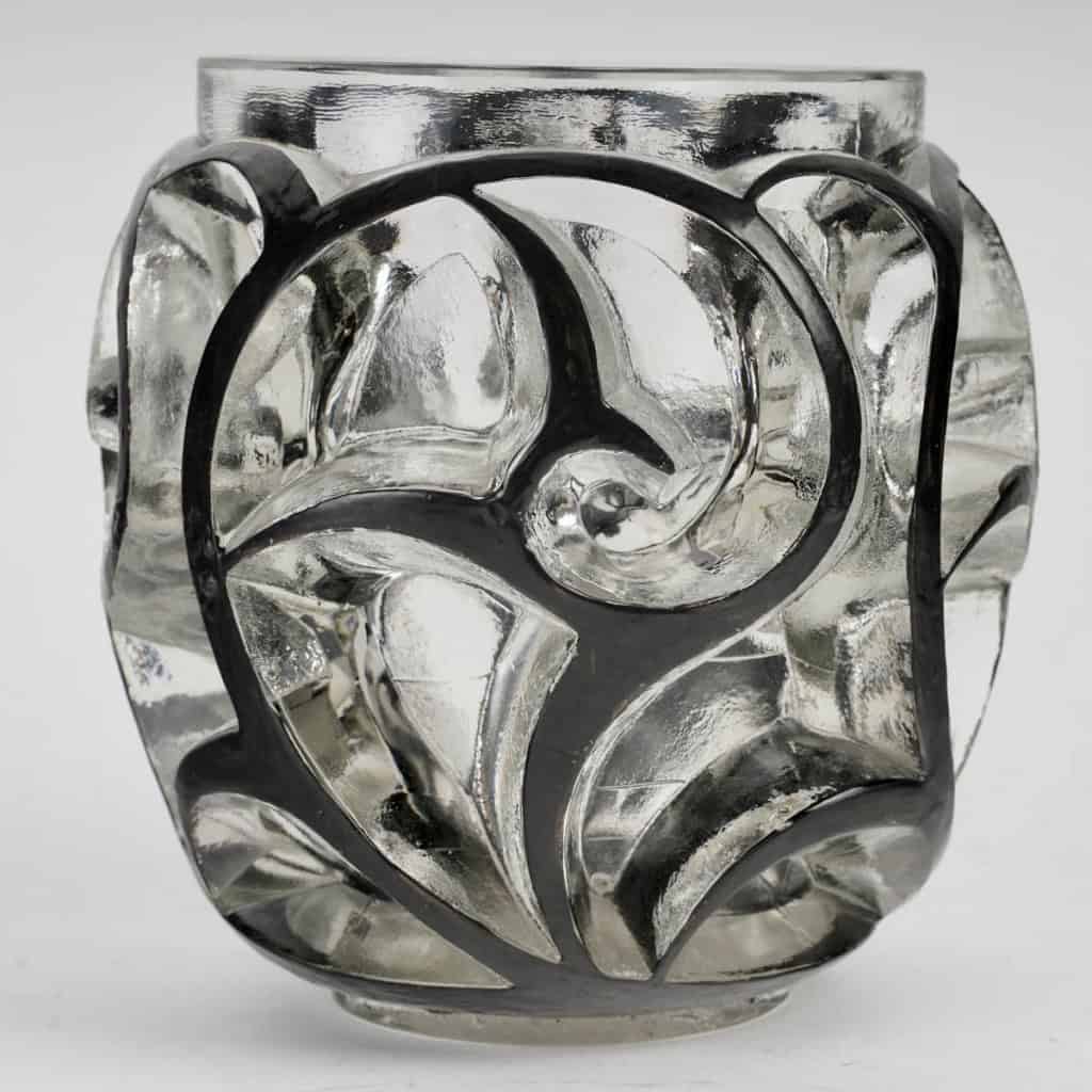 Vase « Tourbillons » verre blanc émaillé noir de René LALIQUE | Biron ||||||||