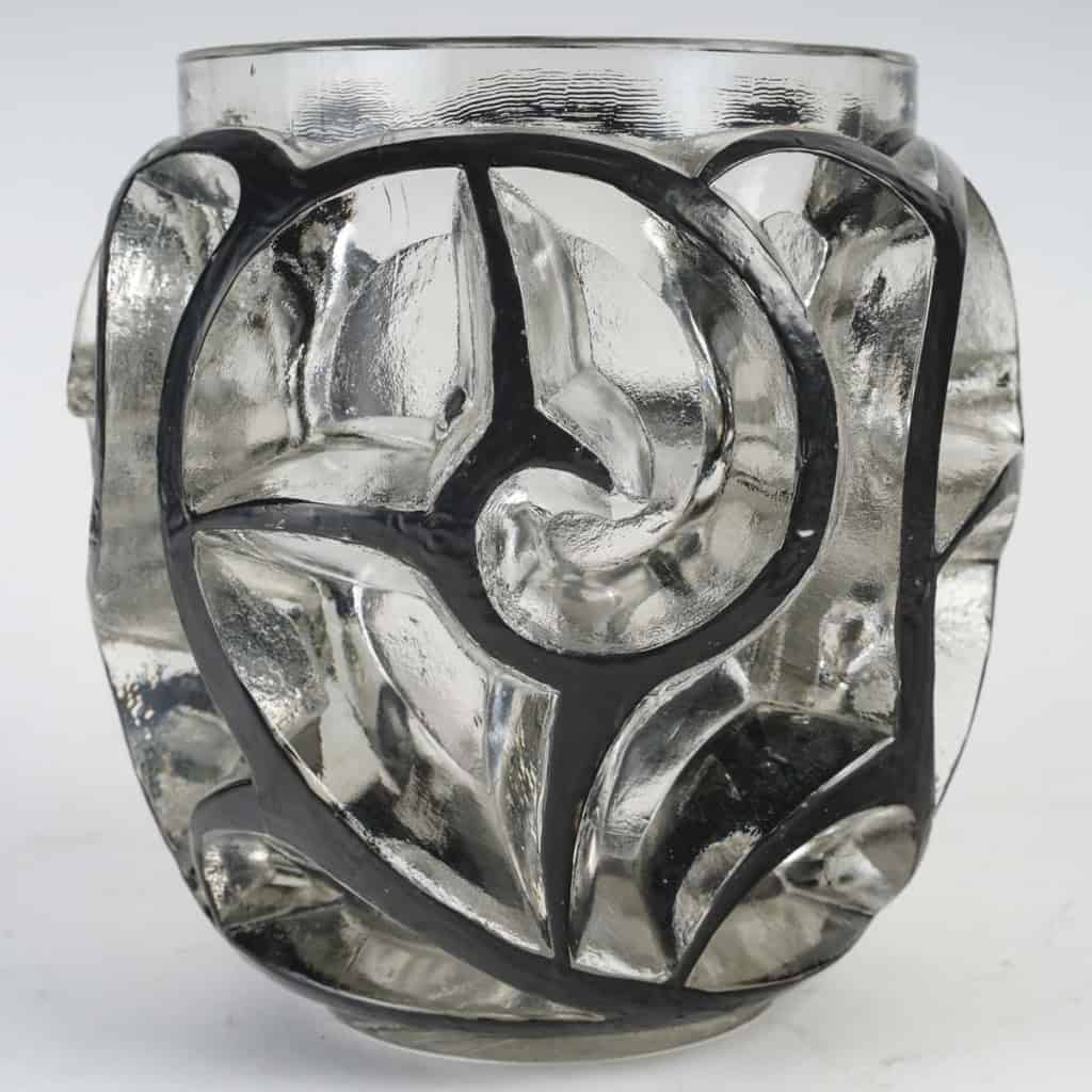 Vase « Tourbillons » verre blanc émaillé noir de René LALIQUE | Biron Vase "Tourbillons" verre blanc émaillé noir de René LALIQUE