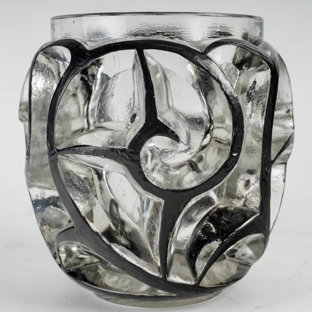 Vase « Tourbillons » verre blanc émaillé noir de René LALIQUE | Biron Vase "Tourbillons" verre blanc émaillé noir de René LALIQUE