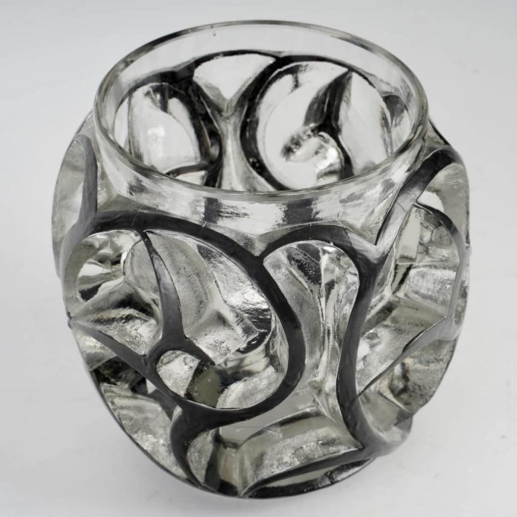 Vase « Tourbillons » verre blanc émaillé noir de René LALIQUE | Biron Vase "Tourbillons" verre blanc émaillé noir de René LALIQUE