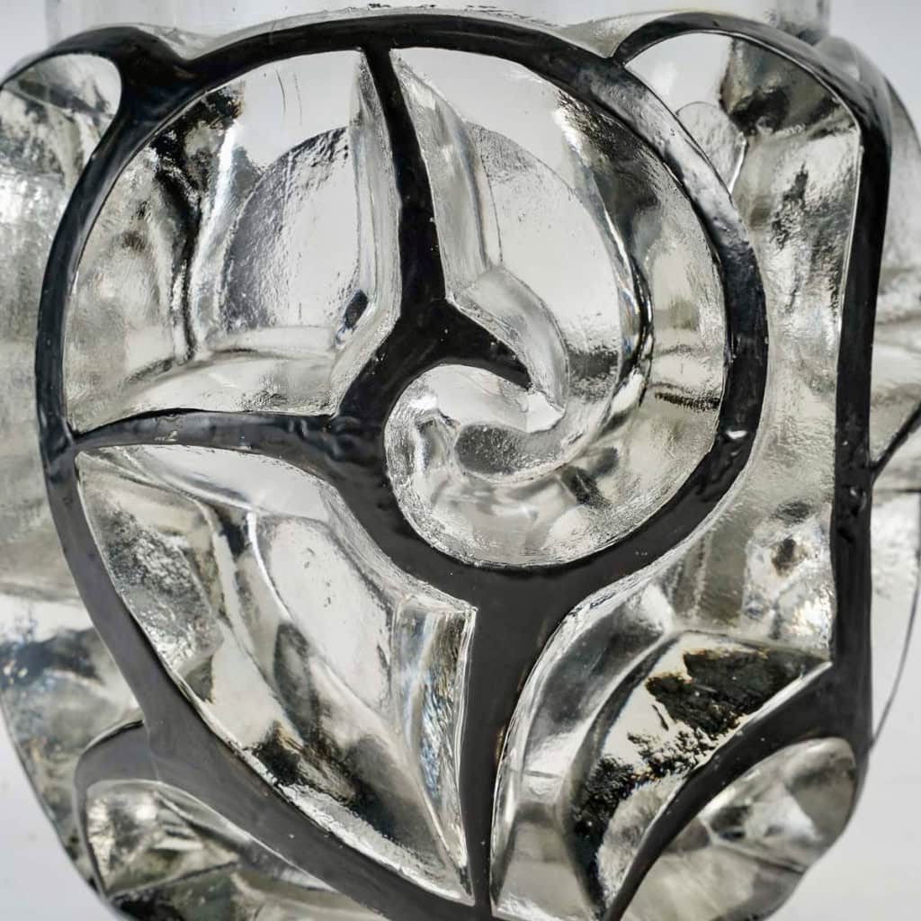 Vase « Tourbillons » verre blanc émaillé noir de René LALIQUE | Biron Vase "Tourbillons" verre blanc émaillé noir de René LALIQUE