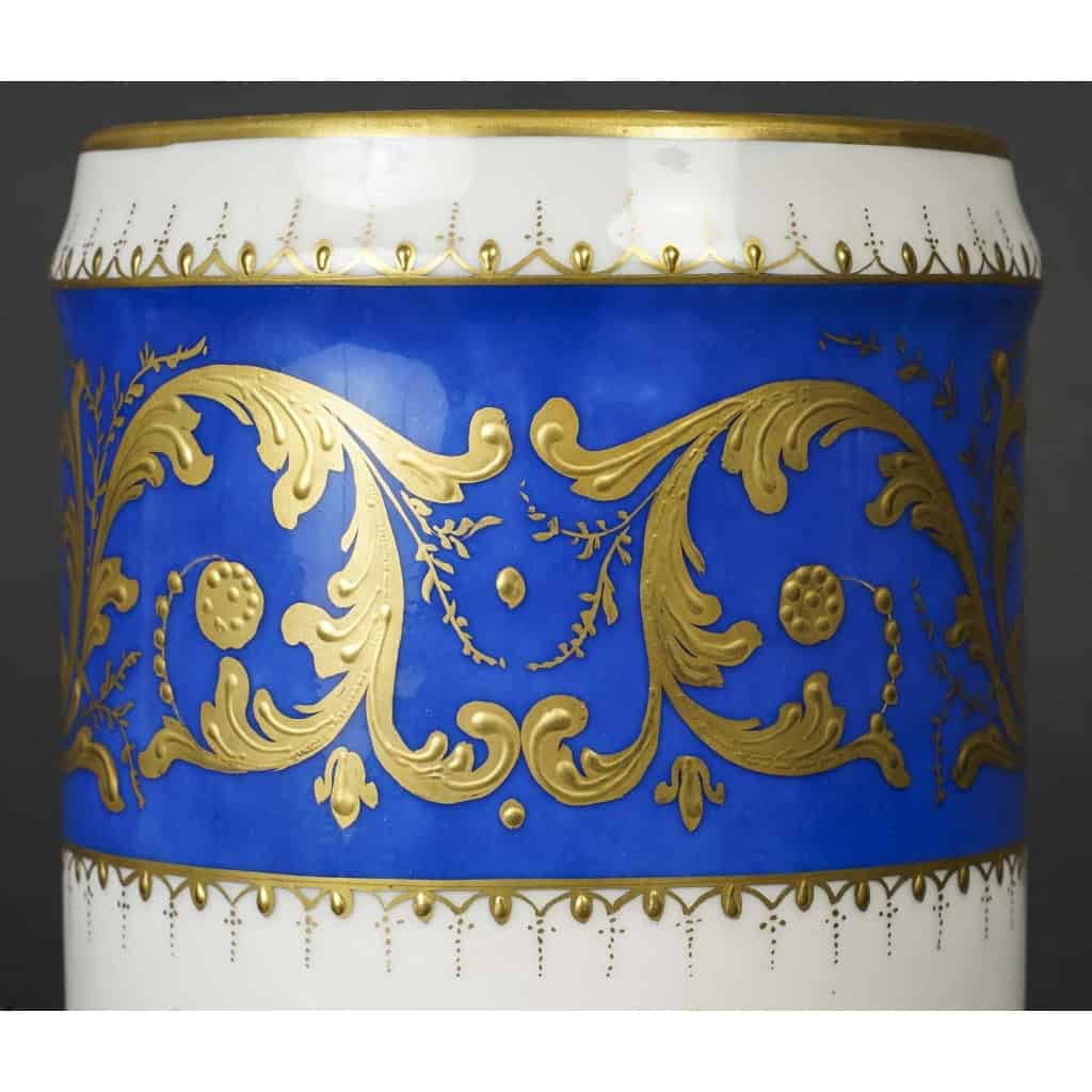 Pot bleu et or en porcelaine par Le Tallec, XXème siècle | Biron Pot bleu et or en porcelaine par Le Tallec, XXème siècle