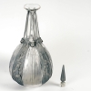 Carafe « Sirènes et Grenouilles » verre blanc patiné bleu de René LALIQUE | Biron Carafe "Sirènes et Grenouilles" verre blanc patiné bleu de René LALIQUE