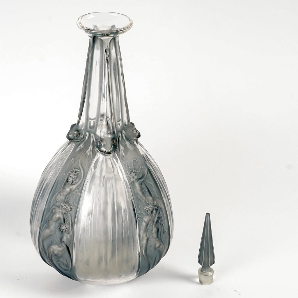 Carafe « Sirènes et Grenouilles » verre blanc patiné bleu de René LALIQUE | Biron Carafe "Sirènes et Grenouilles" verre blanc patiné bleu de René LALIQUE