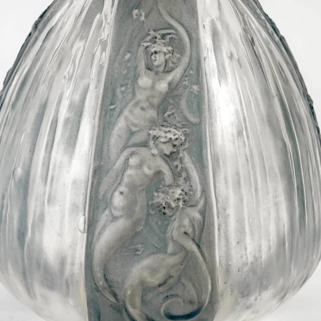 Carafe « Sirènes et Grenouilles » verre blanc patiné bleu de René LALIQUE | Biron Carafe "Sirènes et Grenouilles" verre blanc patiné bleu de René LALIQUE
