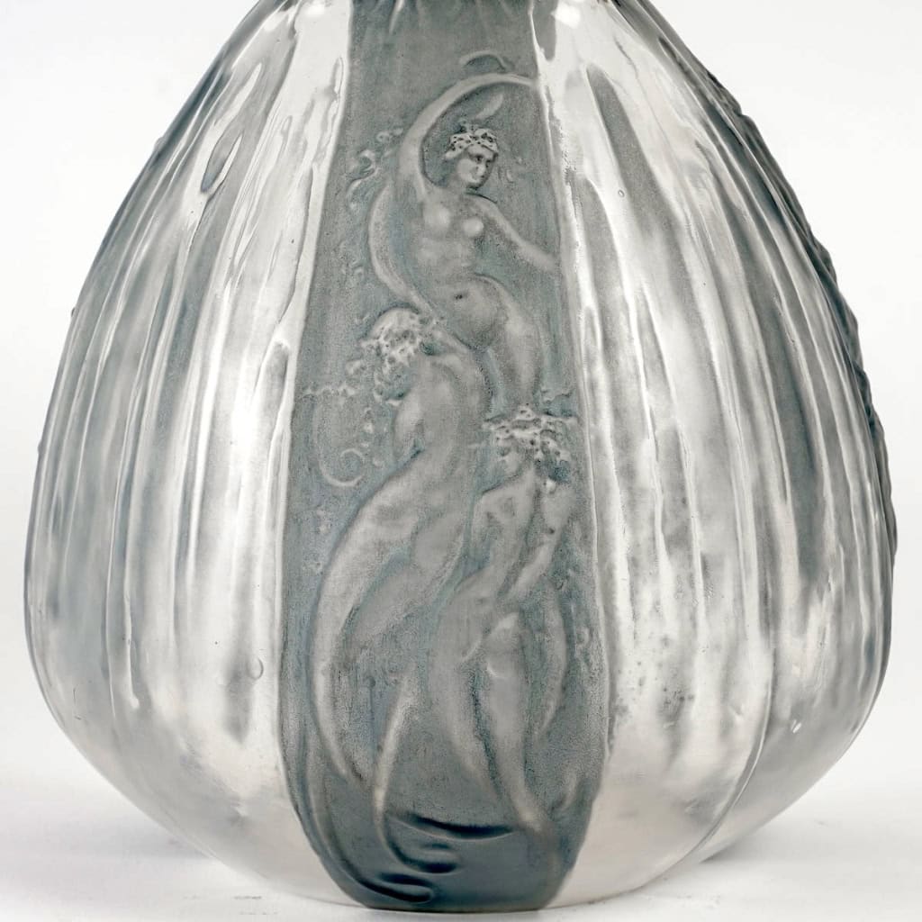 Carafe « Sirènes et Grenouilles » verre blanc patiné bleu de René LALIQUE | Biron Carafe "Sirènes et Grenouilles" verre blanc patiné bleu de René LALIQUE