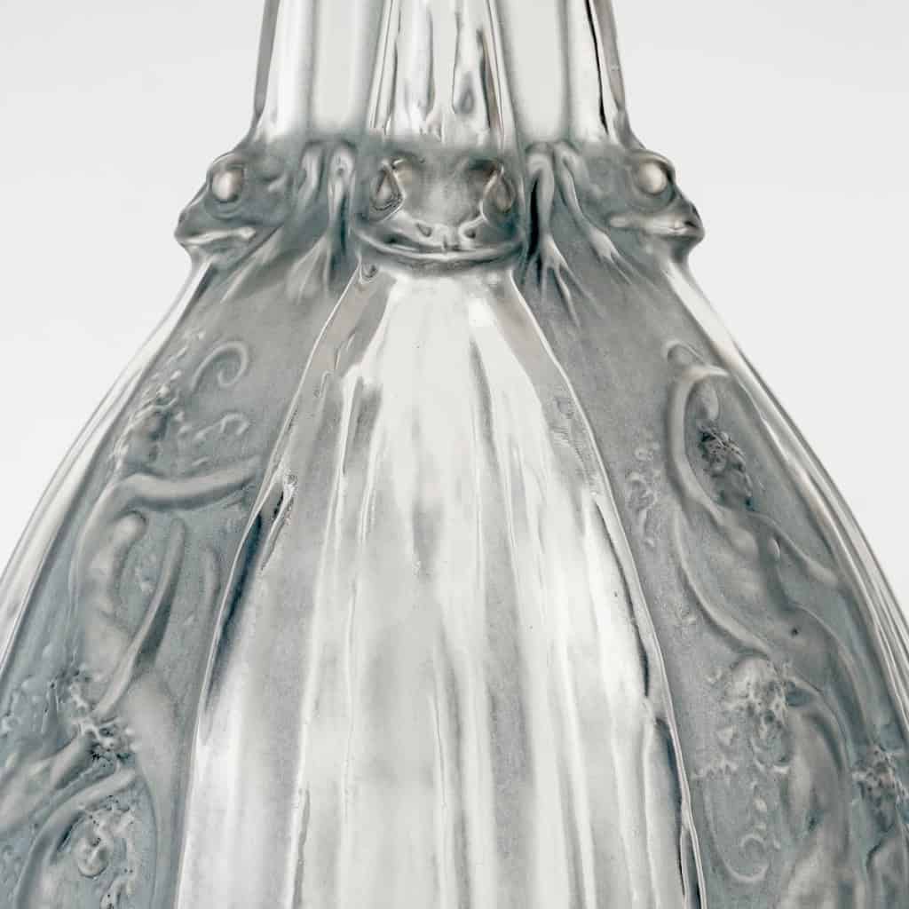 Carafe « Sirènes et Grenouilles » verre blanc patiné bleu de René LALIQUE | Biron Carafe "Sirènes et Grenouilles" verre blanc patiné bleu de René LALIQUE