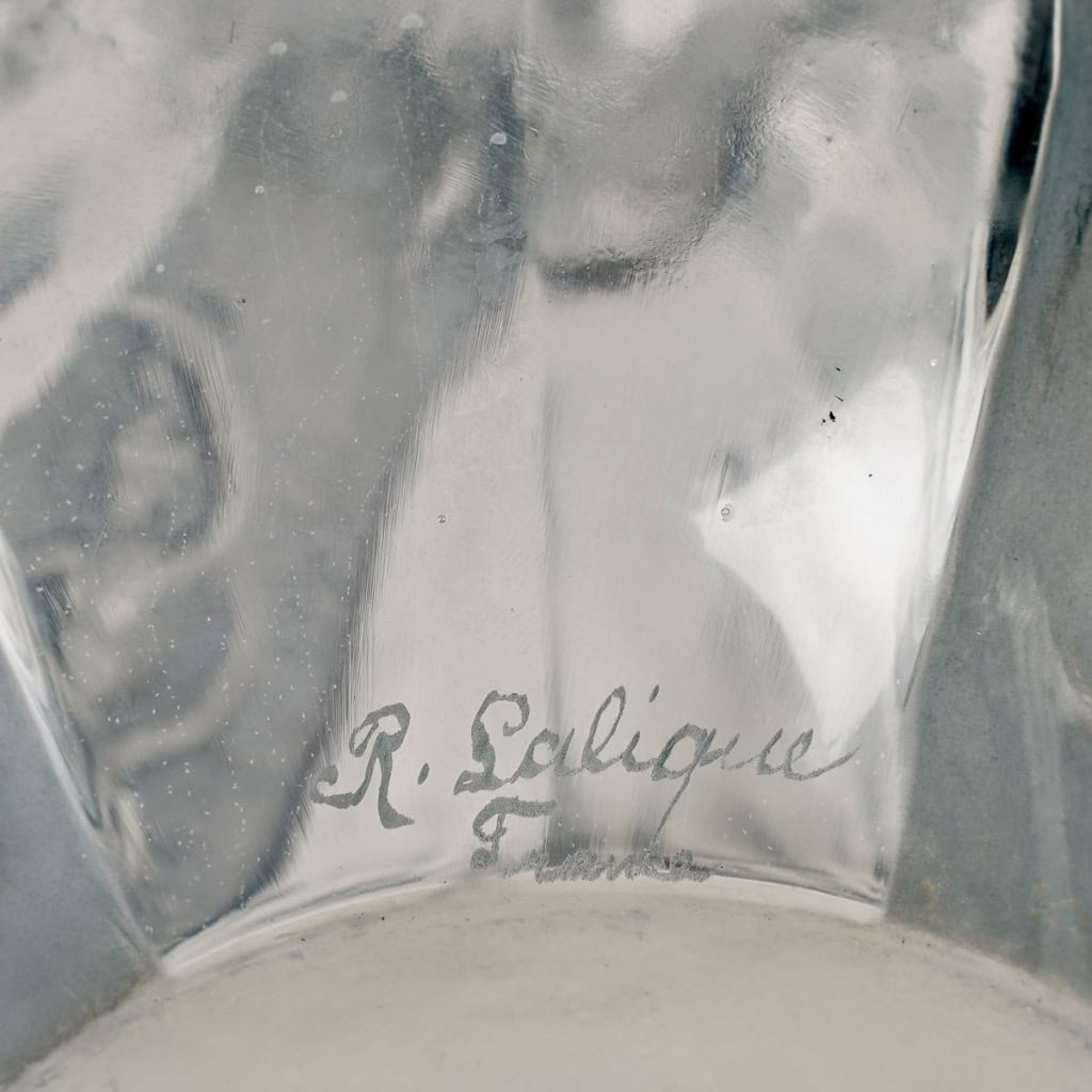 Carafe « Sirènes et Grenouilles » verre blanc patiné bleu de René LALIQUE | Biron Carafe "Sirènes et Grenouilles" verre blanc patiné bleu de René LALIQUE