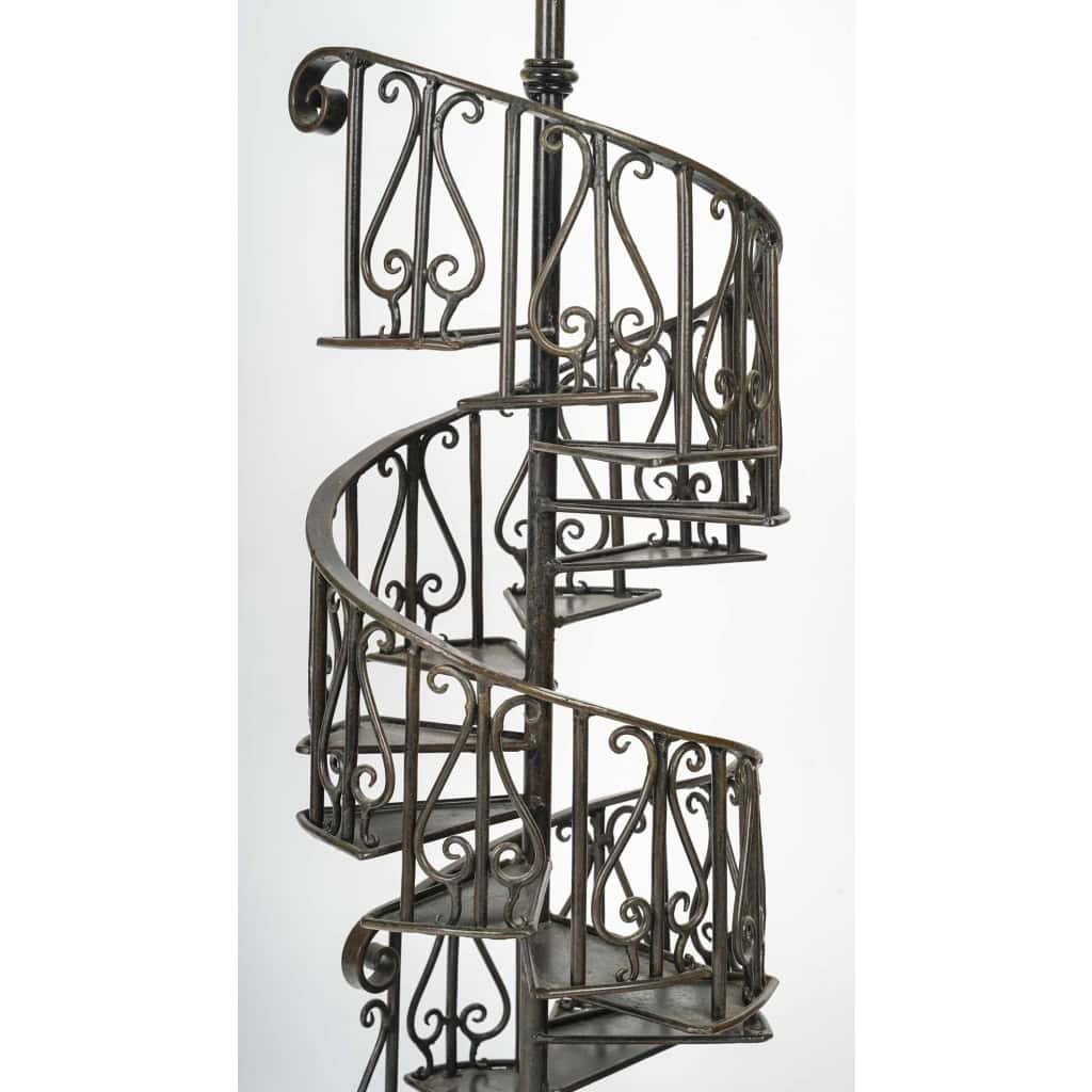 Lampe à Poser Représentant un Escalier en Colimaçon en Métal Patiné Brun, XXème Siècle. | Biron Lampe à Poser Représentant un Escalier en Colimaçon en Métal Patiné Brun, XXème Siècle.