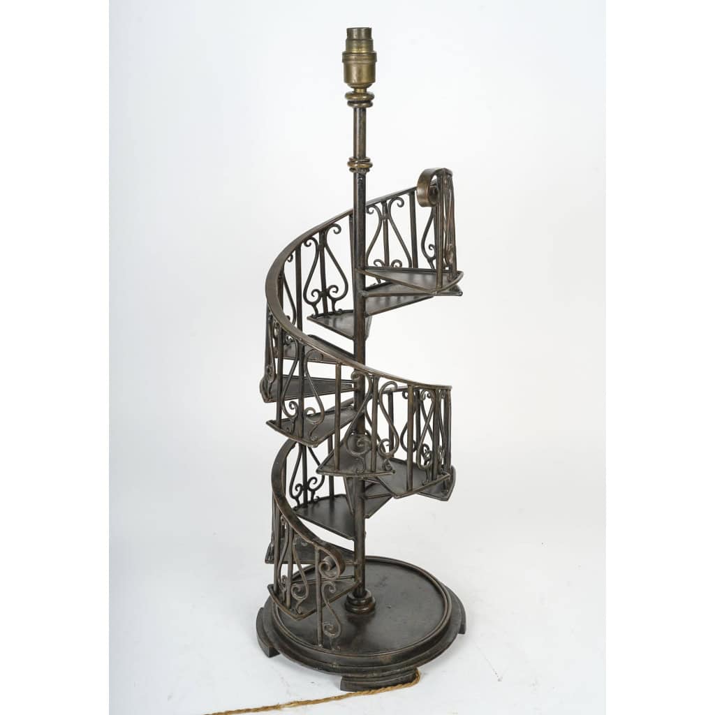 Lampe à Poser Représentant un Escalier en Colimaçon en Métal Patiné Brun, XXème Siècle. | Biron Lampe à Poser Représentant un Escalier en Colimaçon en Métal Patiné Brun, XXème Siècle.