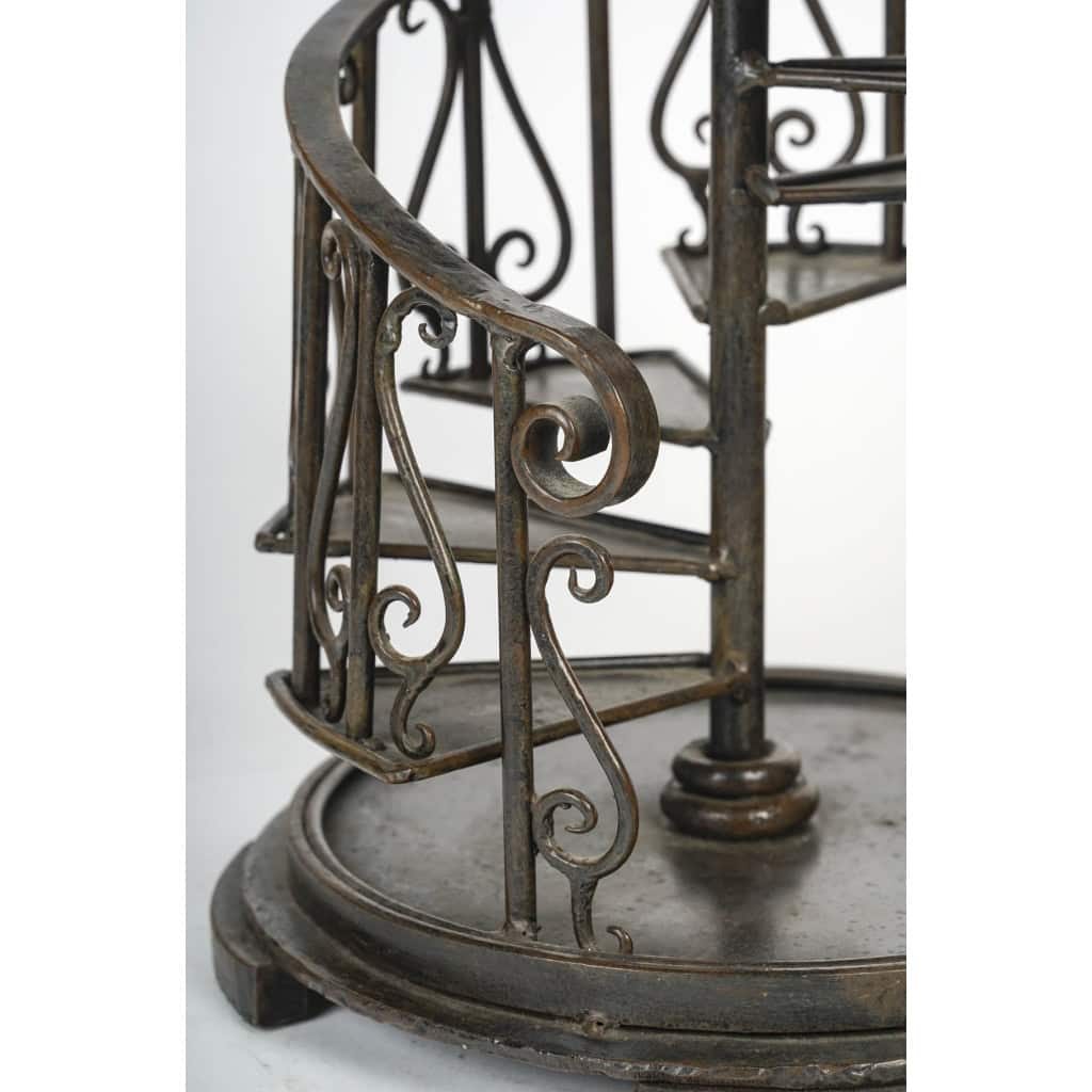 Lampe à Poser Représentant un Escalier en Colimaçon en Métal Patiné Brun, XXème Siècle. | Biron Lampe à Poser Représentant un Escalier en Colimaçon en Métal Patiné Brun, XXème Siècle.