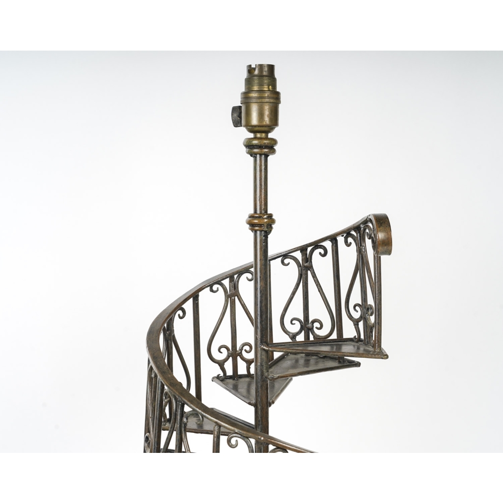 Lampe à Poser Représentant un Escalier en Colimaçon en Métal Patiné Brun, XXème Siècle. | Biron Lampe à Poser Représentant un Escalier en Colimaçon en Métal Patiné Brun, XXème Siècle.