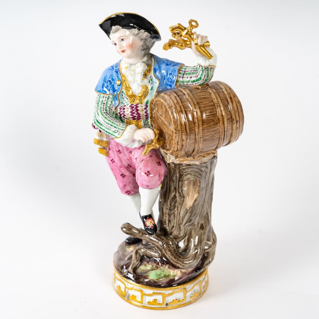 Sujet en porcelaine de Saxe de la manufacture de Meissen, représentant un vigneron, XIXe siècle. | Biron Sujet en porcelaine de Saxe de la manufacture de Meissen, représentant un vigneron, XIXe siècle.