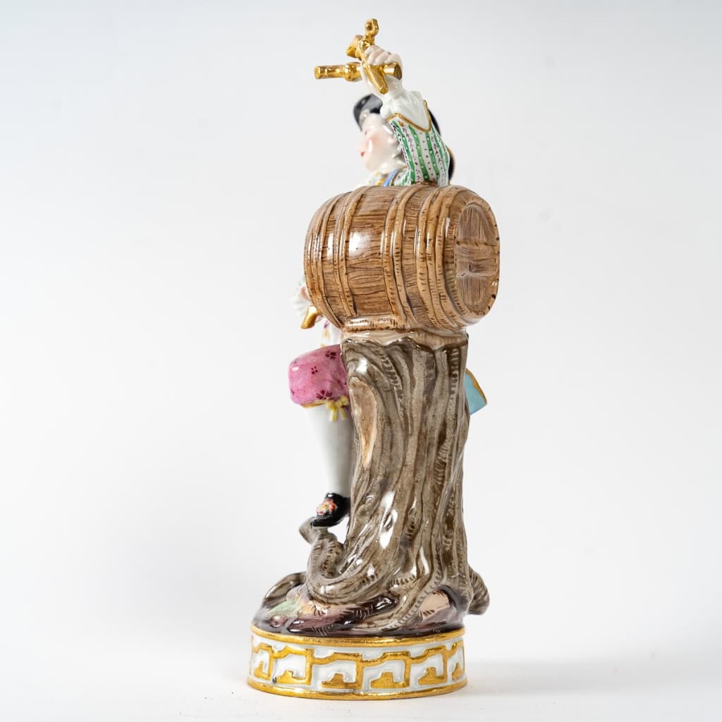Sujet en porcelaine de Saxe de la manufacture de Meissen, représentant un vigneron, XIXe siècle. | Biron Sujet en porcelaine de Saxe de la manufacture de Meissen, représentant un vigneron, XIXe siècle.