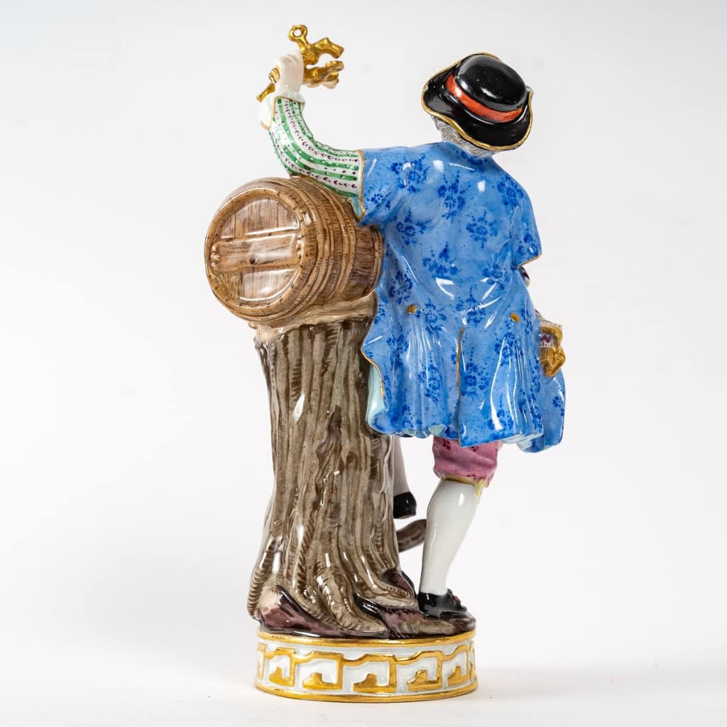 Sujet en porcelaine de Saxe de la manufacture de Meissen, représentant un vigneron, XIXe siècle. | Biron Sujet en porcelaine de Saxe de la manufacture de Meissen, représentant un vigneron, XIXe siècle.