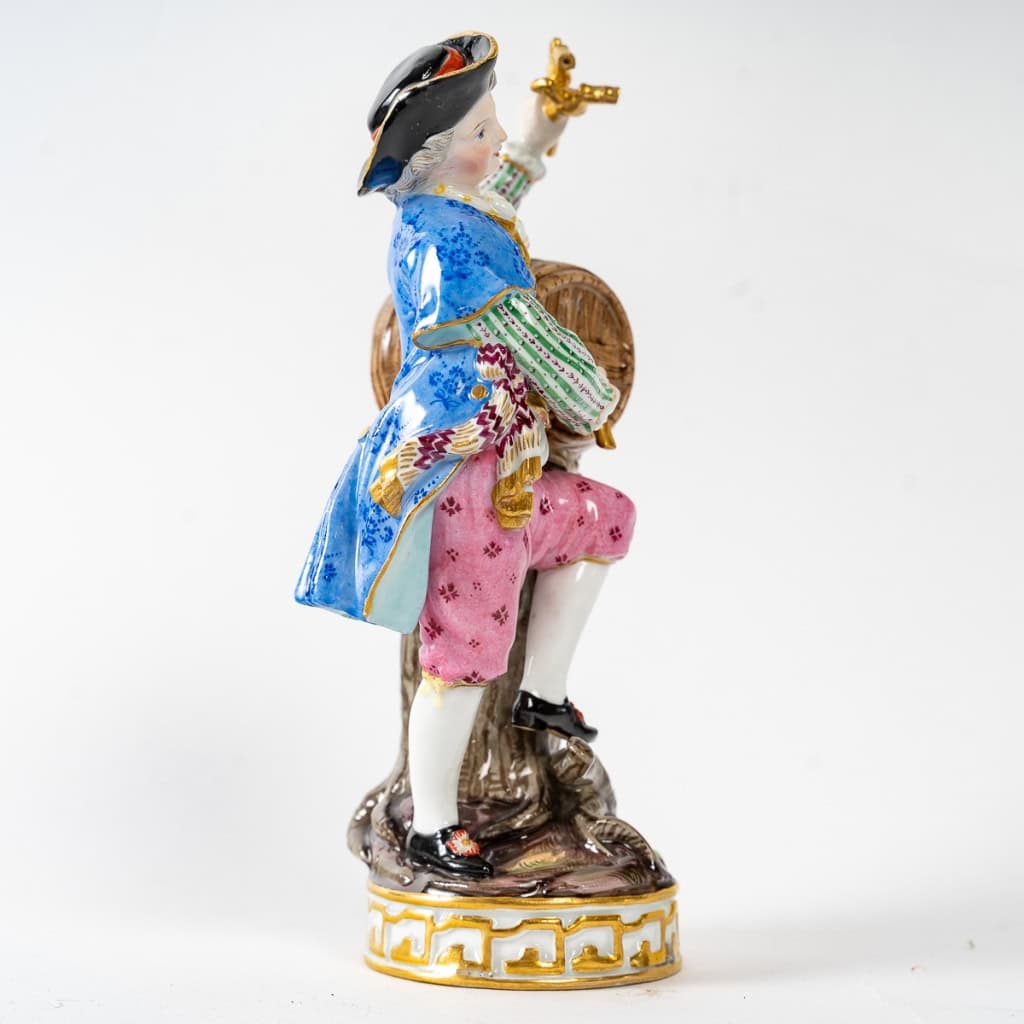 Sujet en porcelaine de Saxe de la manufacture de Meissen, représentant un vigneron, XIXe siècle. | Biron Sujet en porcelaine de Saxe de la manufacture de Meissen, représentant un vigneron, XIXe siècle.