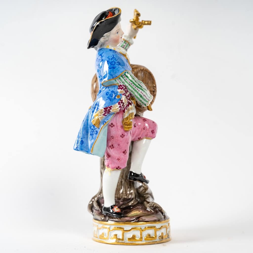 Sujet en porcelaine de Saxe de la manufacture de Meissen, représentant un vigneron, XIXe siècle. | Biron Sujet en porcelaine de Saxe de la manufacture de Meissen, représentant un vigneron, XIXe siècle.
