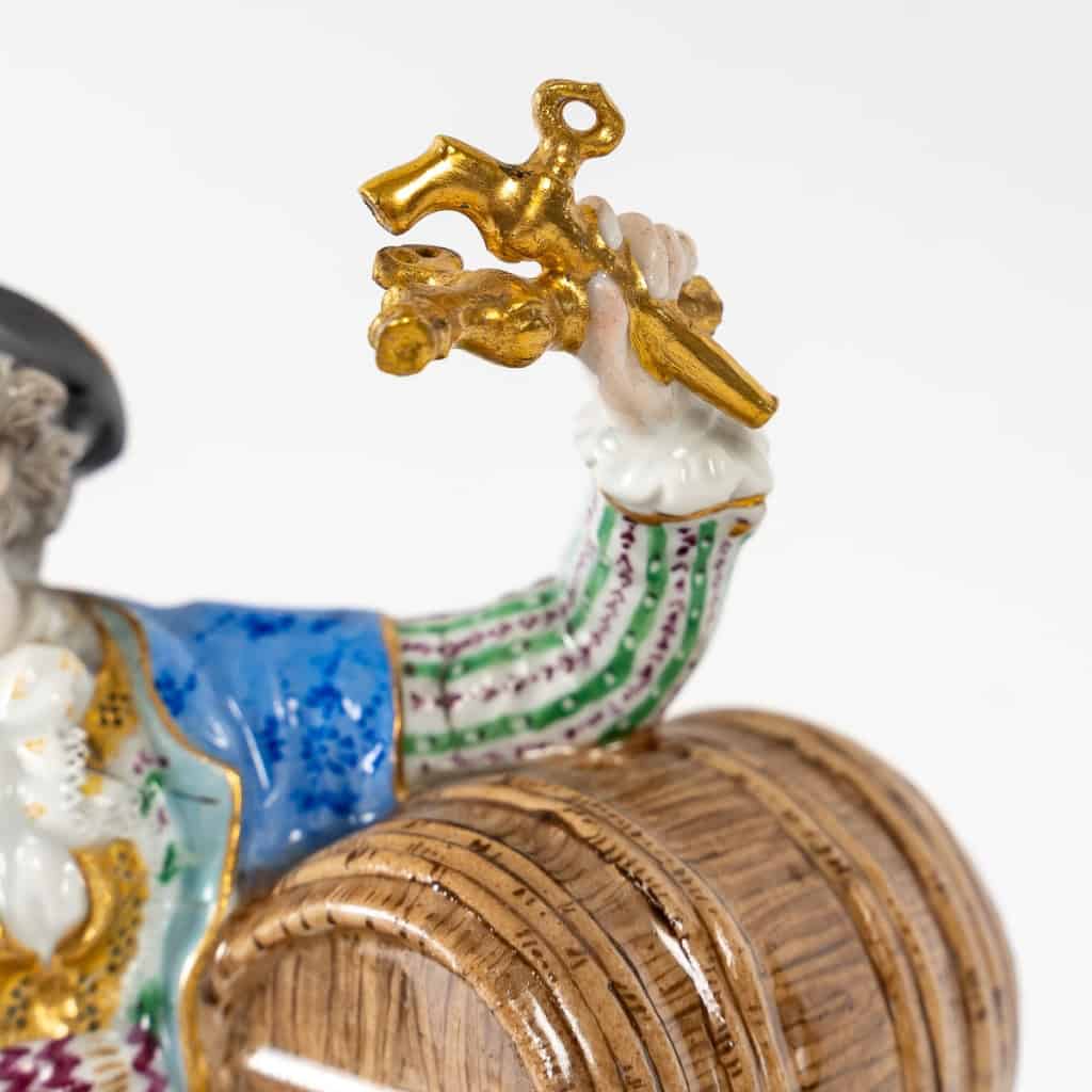 Sujet en porcelaine de Saxe de la manufacture de Meissen, représentant un vigneron, XIXe siècle. | Biron Sujet en porcelaine de Saxe de la manufacture de Meissen, représentant un vigneron, XIXe siècle.