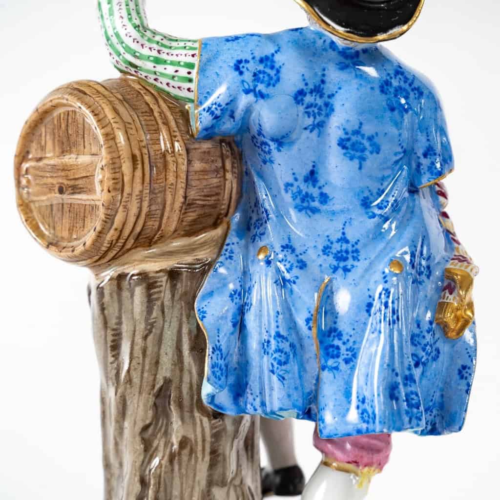 Sujet en porcelaine de Saxe de la manufacture de Meissen, représentant un vigneron, XIXe siècle. | Biron Sujet en porcelaine de Saxe de la manufacture de Meissen, représentant un vigneron, XIXe siècle.