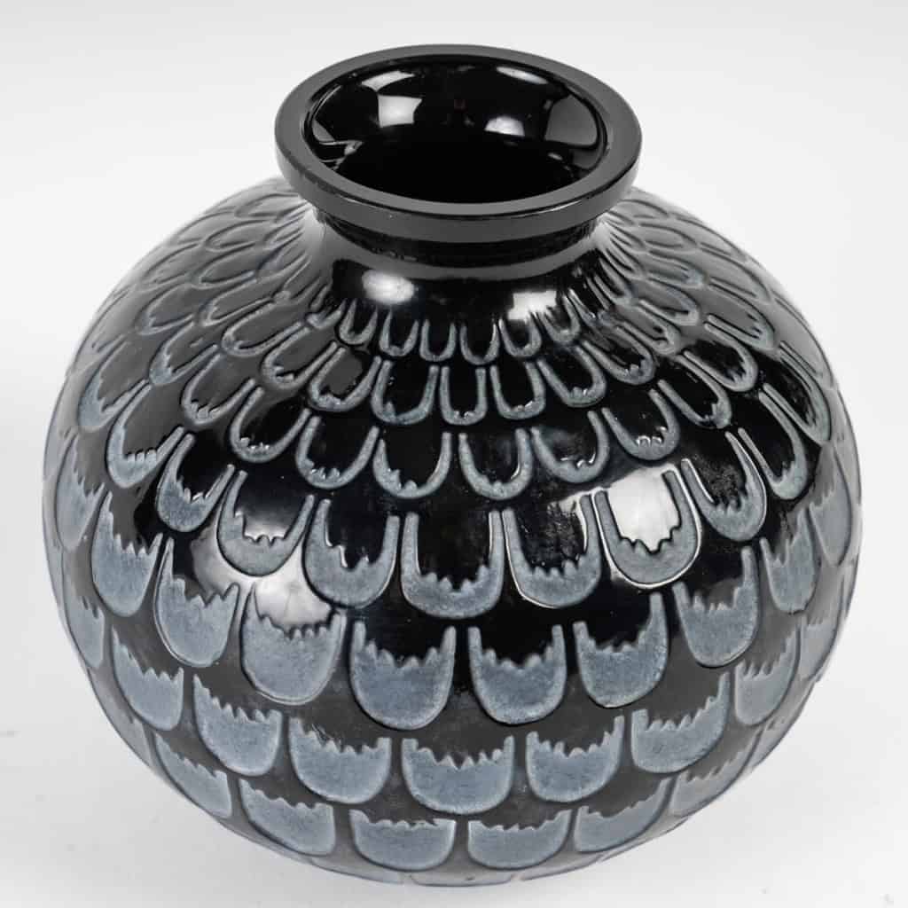 Vase « Grenade » verre noir patiné blanc de René LALIQUE | Biron Vase "Grenade" verre noir patiné blanc de René LALIQUE