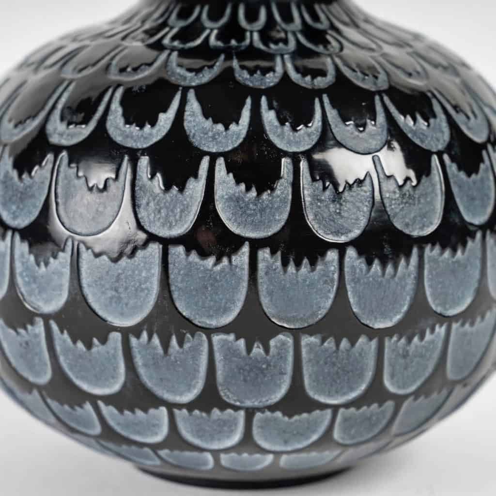 Vase « Grenade » verre noir patiné blanc de René LALIQUE | Biron Vase "Grenade" verre noir patiné blanc de René LALIQUE